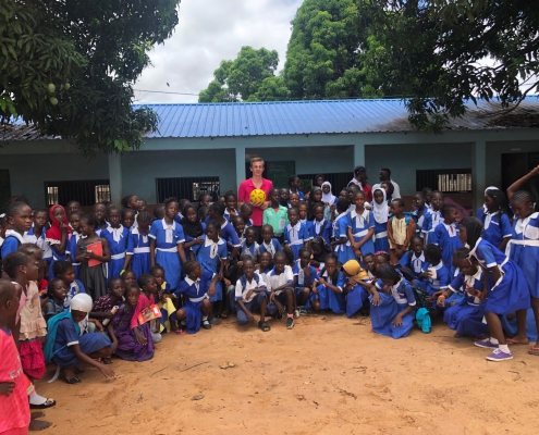 Voetballen uitdelen in Senegal op scholen