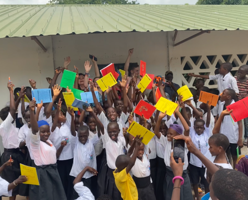 HKWF uitdelen schriften en potloden HKWF uitdelen schriften en potloden